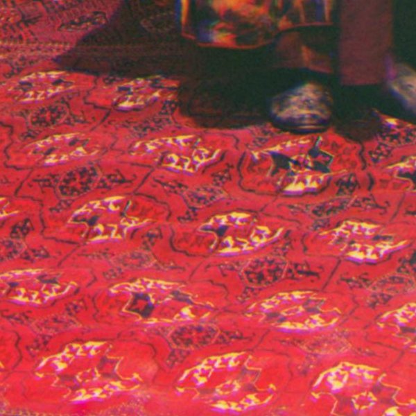 Full-resolution crop of the carpet, sharp
